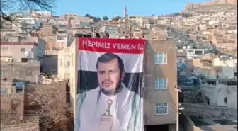Mardin'de Yemen Ensarullah Hareketi liderinin dev posteri asıldı