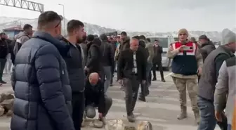 Gürbulak Sınır Kapısı'nda 30 kilometrelik TIR kuyruğu oluştu, şoförler protesto etti