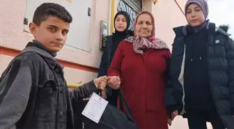 Sorgun Kaymakamı İhsan Emre Aydın, ortaokul öğrencileri ve öğretmenlere yaşlıları ziyaret etti