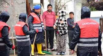 Antalya'da sağanak sonrası su baskınlarına karşı hasar tespit ve temizlik çalışmaları başladı