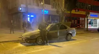 İnegöl'de seyir halindeki araçta çıkan yangın polis tarafından söndürüldü