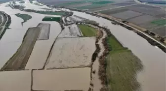 Çanakkale'de Karamenderes Çayı taştı, tarlalar su altında kaldı