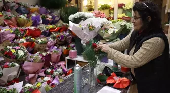 Çiçekçiler Sevgililer Günü'nde Hareketlendi