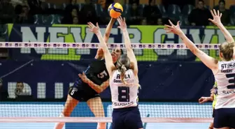 Fenerbahçe Kadın Voleybol Takımı Çeyrek Finalde Sarıyer Belediyesi'ni Mağlup Etti