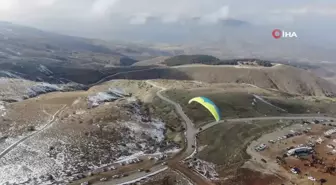 Hazarbaba Dağı'nda göl manzarası eşliğinde yamaç paraşütü keyfi