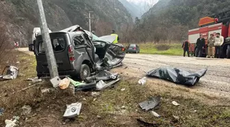 Karabük'te Cenaze Törenine Giden Araç Aydınlatma Direğine Çarptı: 2 Ölü, 3 Yaralı