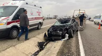 Manisa'da iki otomobil kafa kafaya çarpıştı: 3 ağır yaralı