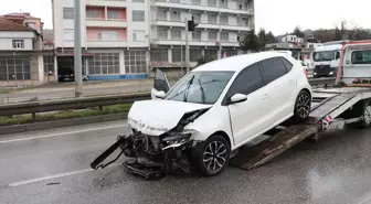 Samsun'da otomobil bariyere çarptı: 3 kişi yaralandı