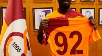 Galatasaray, Serge Aurier için imza töreni düzenledi