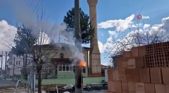 Elektrik direğinde çıkan yangın paniğe neden oldu