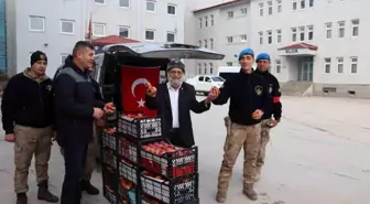 Elmacı Dede, Hakkari'deki Jandarmalara Elmalarını Ulaştırdı