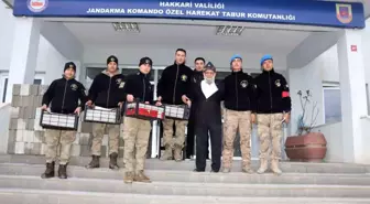 Elmacı Dede, Hakkari'deki Jandarmalara Elmalarını Ulaştırdı