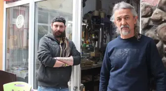 Eskişehir'de yaylı çalgı ustası, mesleğini oğluna devrediyor