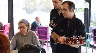 İzmit Belediyesi Gülümse Kafeler'de Çay Fiyatını Düşürdü