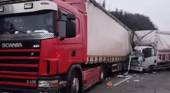 Artvin Hopa'da kamyonun park halindeki tıra çarpması sonucu 2 kişi yaralandı