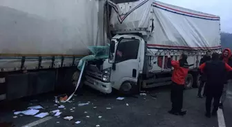 Artvin Hopa'da Kamyonet Tıra Çarptı: 2 Kişi Ağır Yaralandı