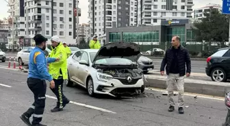 Diyarbakır'da refüje çarpan otomobilin sürücüsü yaralandı