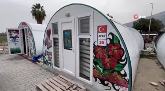 Enkaz kentin konteynerleri onun elinde renkleniyor