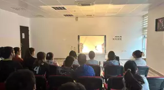 Muğla'da Üniversite Öğrencileri Çocuklara Hacivat ve Karagöz Oyunu Sergiledi