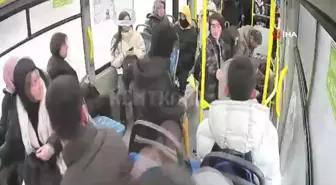 Halk otobüsünde fenalaşan öğrenciyi, otobüs şoförü hastaneye yetiştirdi... O anlar kamerada