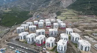 Hatay'ın Payas ilçesinde depremzedelere TOKİ tarafından yapılan konutların anahtarları teslim edildi