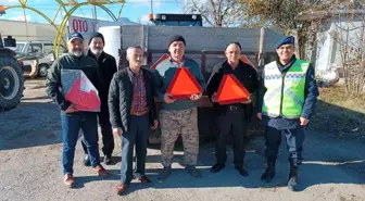 Sinop'ta yaya ve traktör kazalarını önlemek için reflektif yelek ve reflektör dağıtıldı