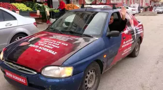 Bağımsız belediye başkan adayı Bekir Korkmaz, 1999 model aracıyla seçim çalışması yapıyor