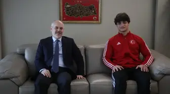 Cumhurbaşkanı Başdanışmanı Akif Çağatay Kılıç, Avrupa Güreş Şampiyonası'nda altın madalya kazanan Alperen Berber'e tablet bilgisayar hediye etti