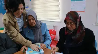 Kilis'te Okuma Yazma Kursuna Katılan İki Kadın, Hayatlarında Kolaylık Yaşıyor