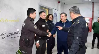 Menemen'de bekçiler bayrağı düzeltti, ödüllendirildi