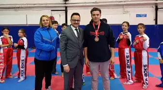 Gediz Kaymakamı, Kick Boks Şampiyonası'nda dereceye giren sporcuları ödüllendirdi