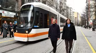 Tepebaşı Belediye Başkanı Ahmet Ataç ve CHP Eskişehir Büyükşehir Belediyesi Başkan Adayı Ayşe Ünlüce, Doktorlar Caddesi'nde Esnafı Ziyaret Etti