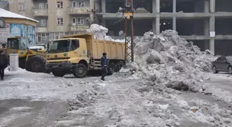 Yüksekova'da kar yığınları şehir dışına taşınıyor