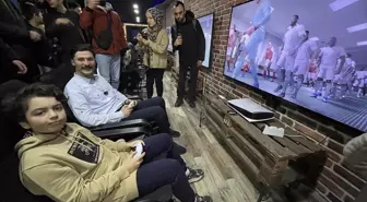 AK Parti Bolu Belediye Başkan Adayı Demirkol, Gençlerle Oyun Konsolunda Maç Yaptı