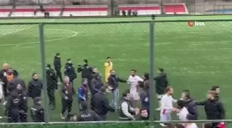 Amatör maçta saha karıştı, kavgayı polis ekipleri ayırdı