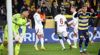 Maçın önüne geçti! Taraftarın protestosuna dayanamayan yıldız futbolcu ikinci yarıya çıkmadı