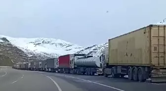 İran'dan kaynaklı sorun nedeniyle Hakkari'de tır kuyruğu oluştu