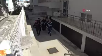 2 yıl önce ayrıldığı 2 çocuk annesi eşini, tabanca ile vurarak öldürdü