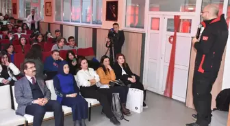 TÜBİTAK MAM Kutup Araştırmaları Enstitüsü'nden kaptan yüksek mühendis Sinan Yirmibeşoğlu, Artvin'deki öğrencilerle deneyimlerini paylaştı