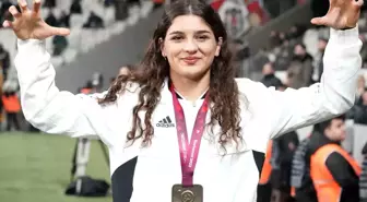 Beşiktaş Kulübü, Avrupa Güreş Şampiyonası'nda altın madalya kazanan Nesrin Baş'a plaket verdi