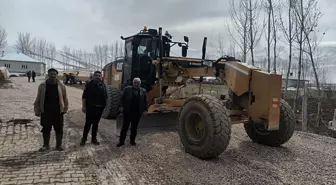 Van'ın Gürpınar Belediyesi, ağır kış şartlarına rağmen yol yapım çalışmalarını sürdürüyor