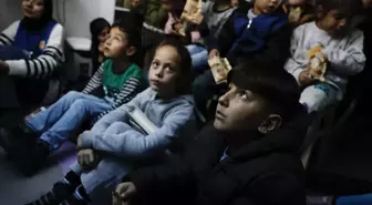 Kahramanmaraş'taki konteyner kentte düzenlenen sinema geceleri depremzede çocuklara keyifli dakikalar yaşatıyor