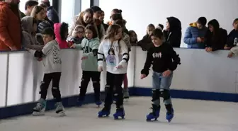 Kırıkkale Belediyesi Bilim Merkezi'ndeki Buz Pisti Vatandaşların İlgi Odağı