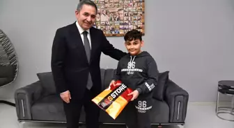 Kırşehir Valisi, öğrencinin Galatasaraylı futbolcu ile buluşma hayalini gerçekleştirdi