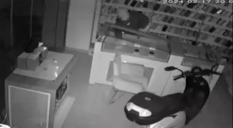 Aksaray'da Telefon Dükkanına Hırsızlık