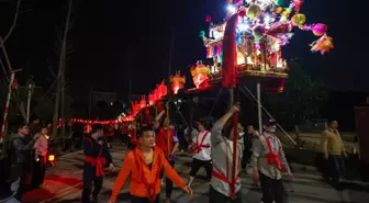 Çin'de Fener Festivali için Lixin köyünde fenerli ejderha dansı yapıldı