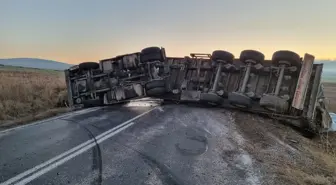 Çorum'un Alaca ilçesinde yem yüklü tır devrildi, sürücü yaralandı