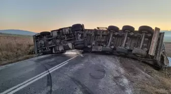 Çorum'un Alaca ilçesinde yem yüklü tır devrildi, yol ulaşıma açıldı