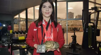 Bilek Güreşi Şampiyonu Gülçin Çaylan, Yeni Zaferlere Yelken Açıyor