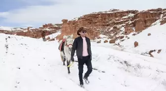 Erzurum'un Narman ilçesindeki peribacalarında atlar kar üzerinde dörtnala koşturdu